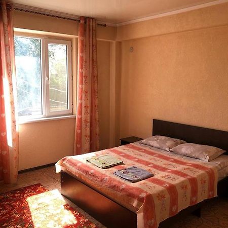 Adilet Fatima Guest House Bisjkek Eksteriør bilde
